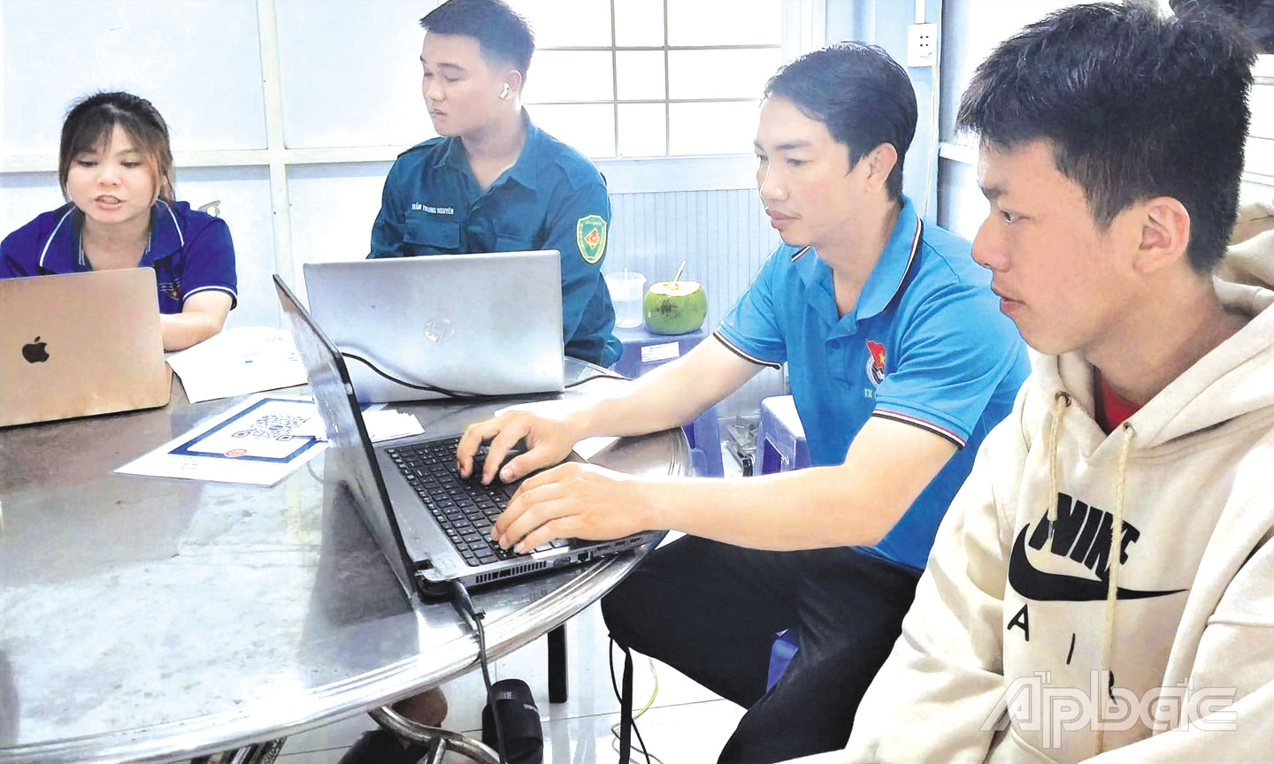 Đoàn thanh niên TX. Cai Lậy hướng dẫn người dân giải quyết thủ tục hành chính.