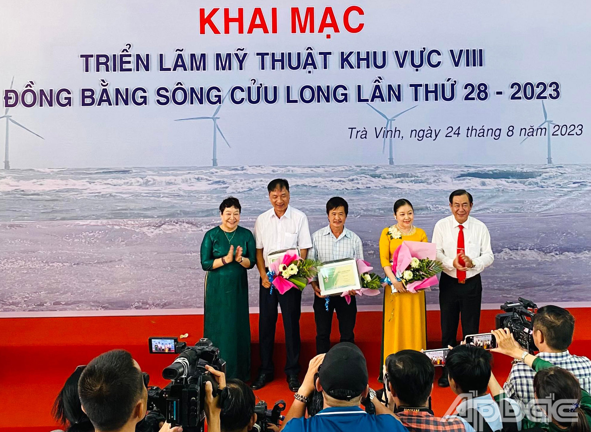 Họa sĩ Châu Ngọc Hùng (đứng thứ 2 từ trái sang) nhận giải B của Hội Mỹ thuật Việt Nam.