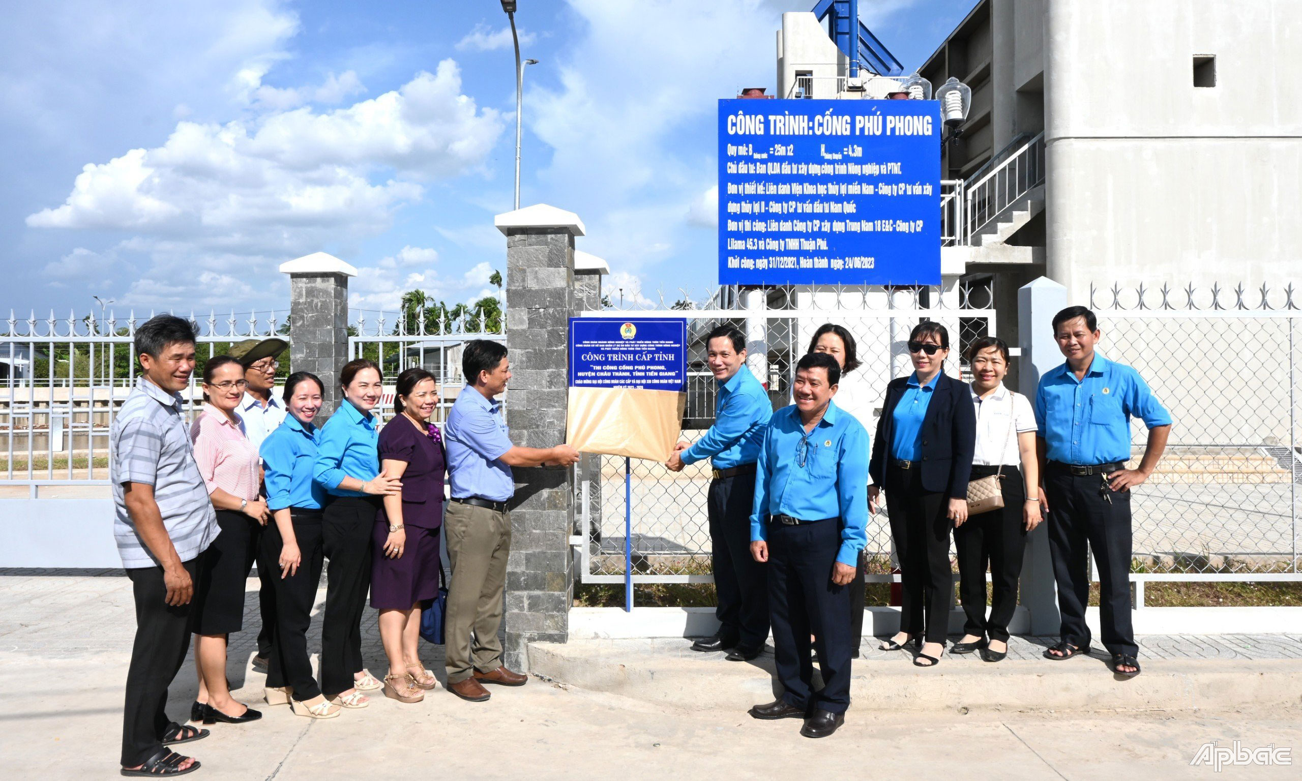 Gắn biển công trình cống Phú Phong chào mừng đại hội Công đoàn.