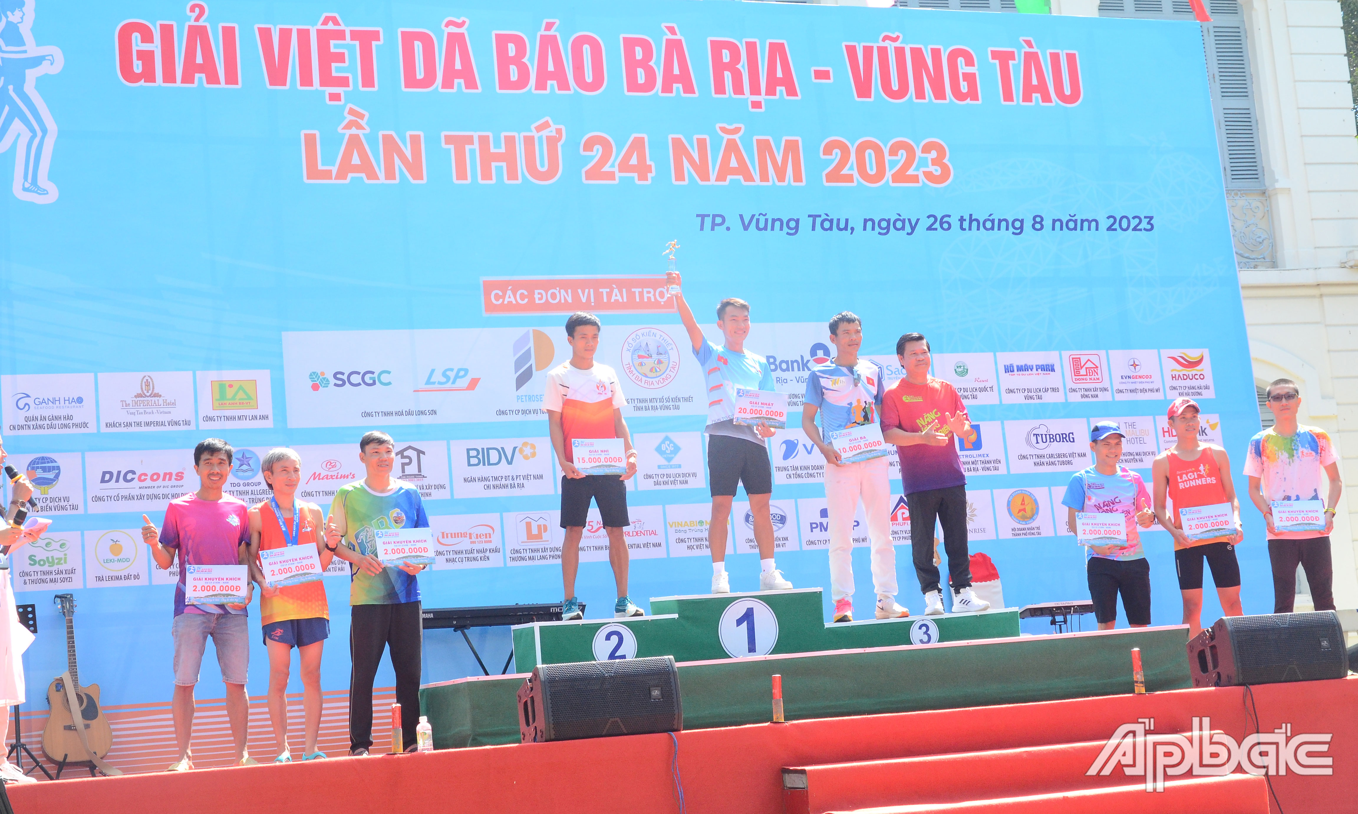 Trao giải cự ly 21km nam.