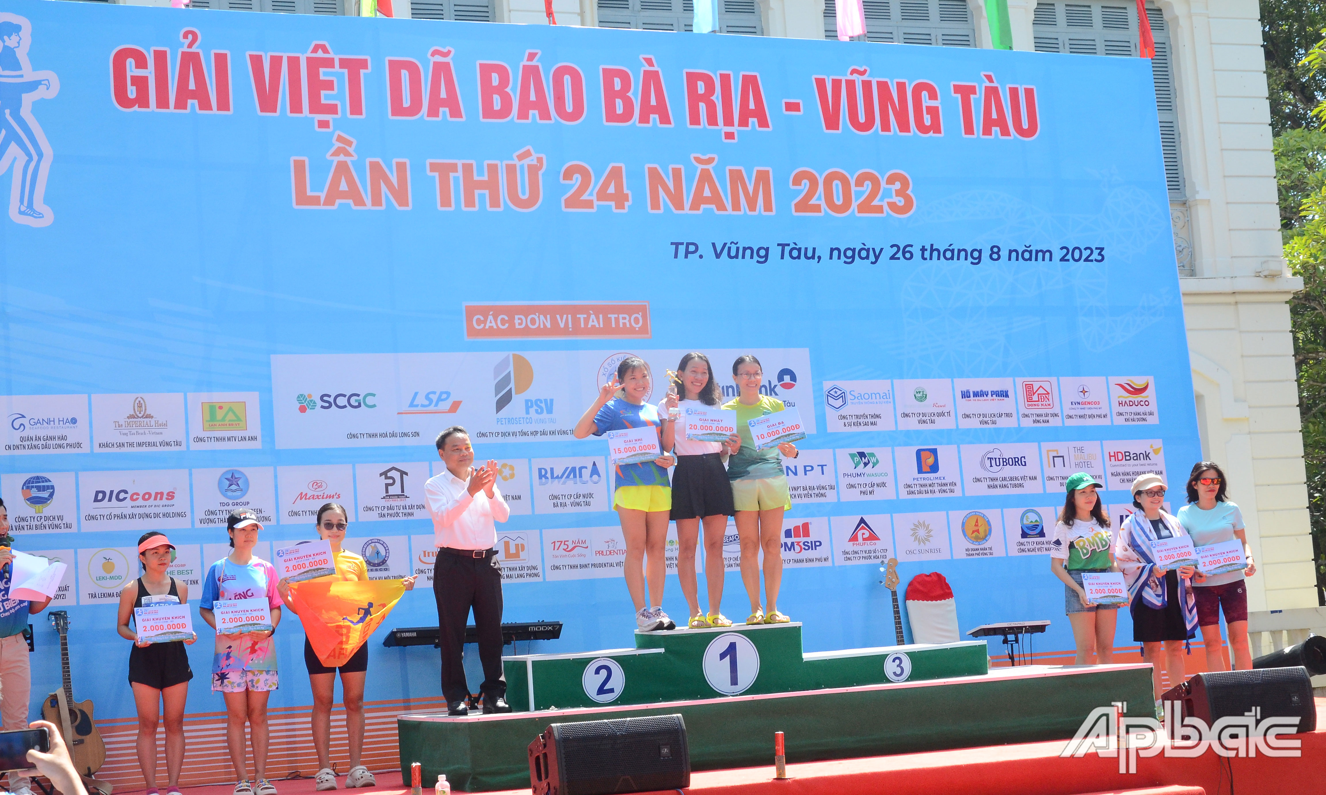 Trao giải cự ly 21km nữ.