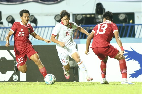 U23 Việt Nam cùng U23 Indonesia tạo ra thế trận hấp dẫn, kịch tích suốt 120 phút bóng lăn.