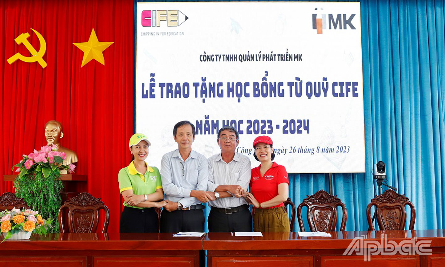 Ký kết chương trinh học bổng giữa nhà tài trợ và Ban Giám hiệu 2 trường THPT.