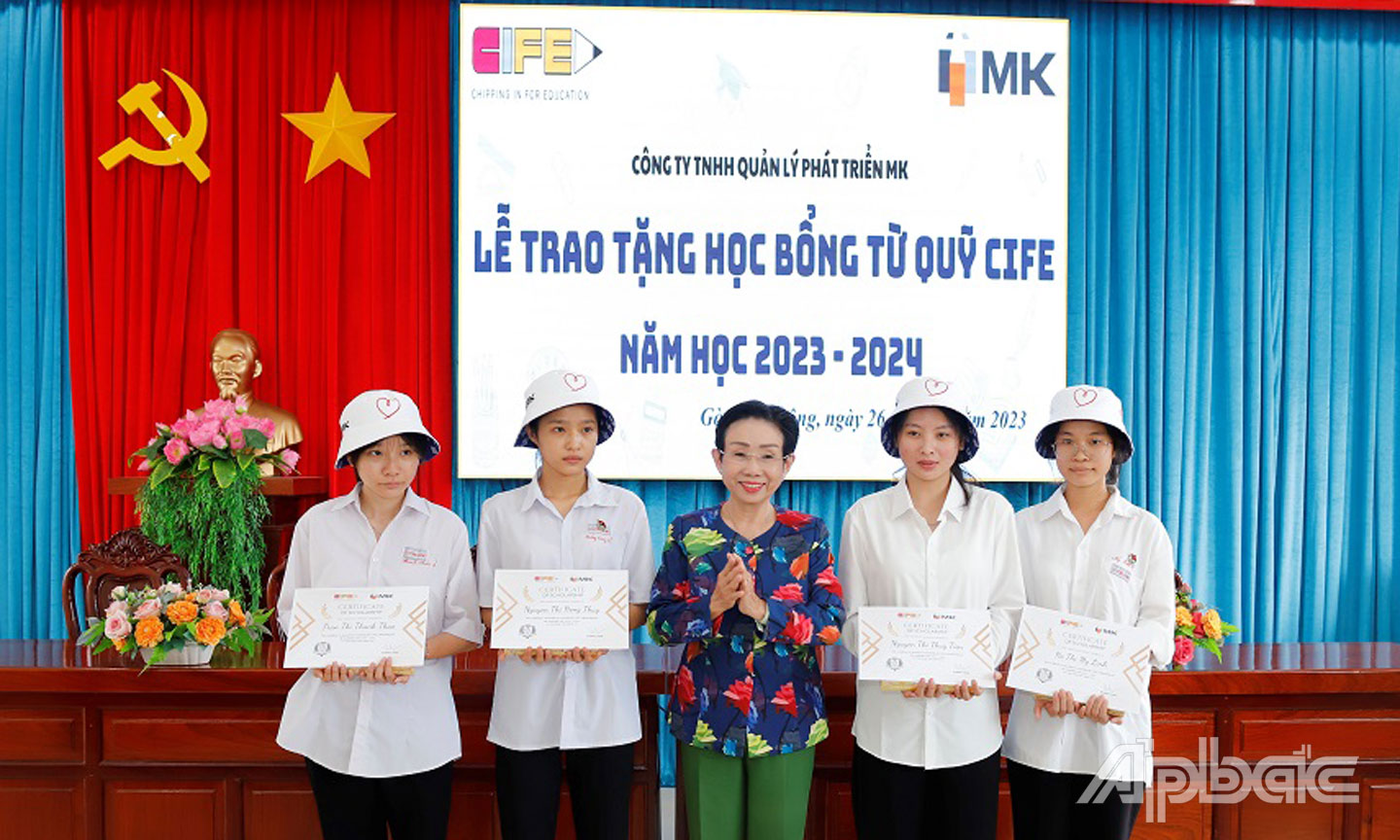 Phó Chủ tịch Trung ương Hội Khuyến học Việt Nam Trương Thị Hiền trao học bổng và quà cho các tân sinh viên nguyên là HS Trường THPT Gò Công Đông.