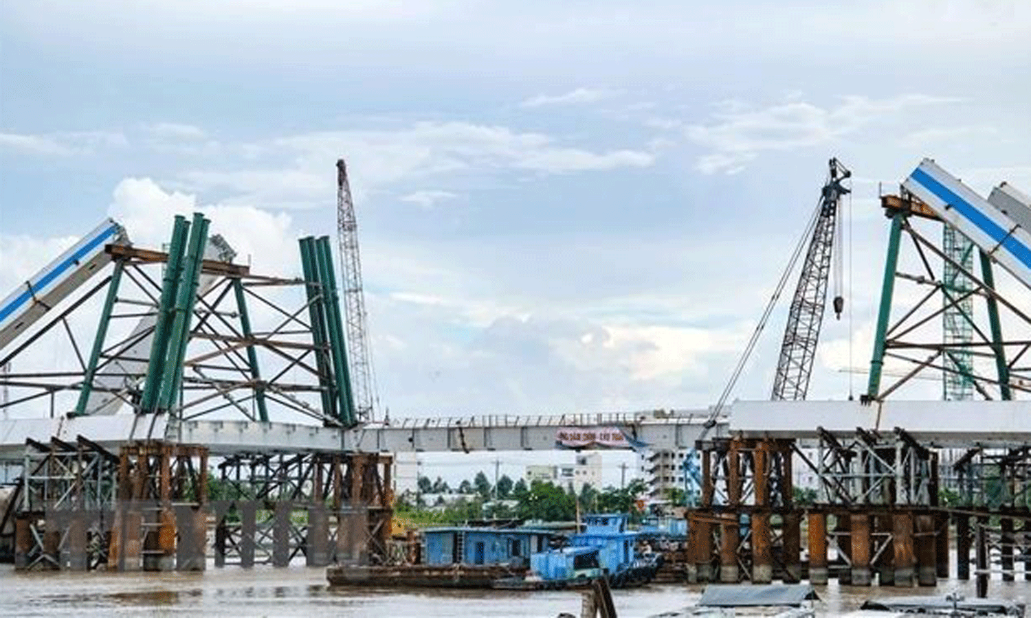 The final sections of the Tran Hoang Na bridge spanning Can Tho River in the Mekong Delta city of Can Tho were linked on August 26 (Photo: VNA).