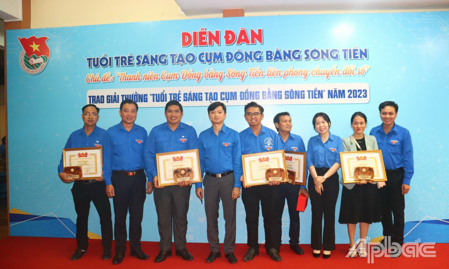 Anh Hùng (thứ năm từ trái qua) tại Lễ trao giải thưởng “Tuổi trẻ sáng tạo cụm Đồng bằng sông Tiền năm 2023”.