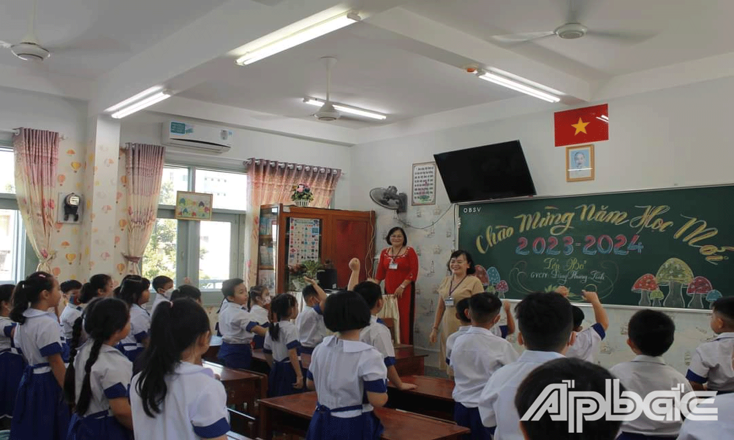 Ban giám hiệu Trường Tiểu học Thủ Khoa Huân xuống tận lớp thăm hỏi, động viên trong ngày đầu tựu trường. 