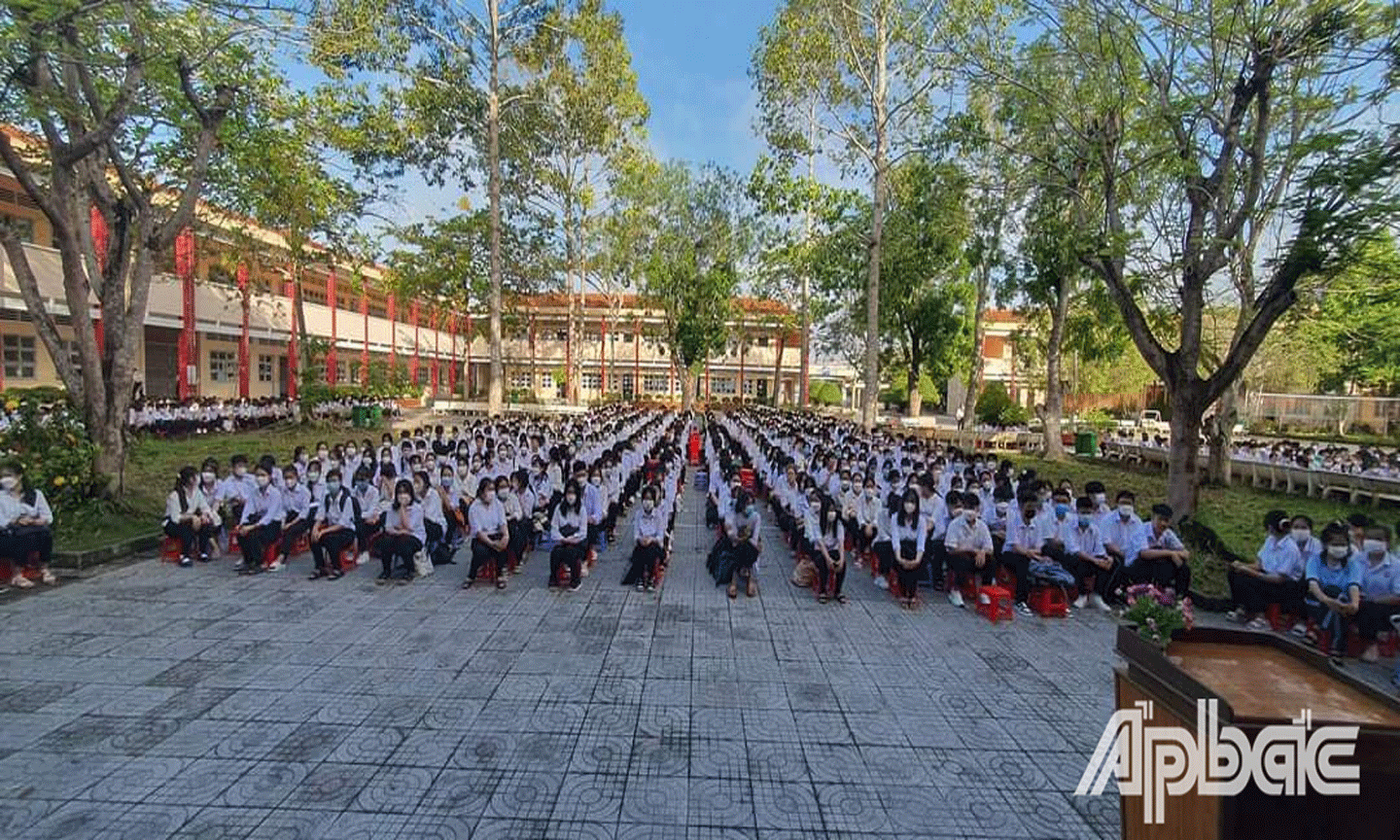 Trường THPT Cái Bè, huyện Cái Bè gặp mặt học sinh trong ngày đầu tựu trường. 