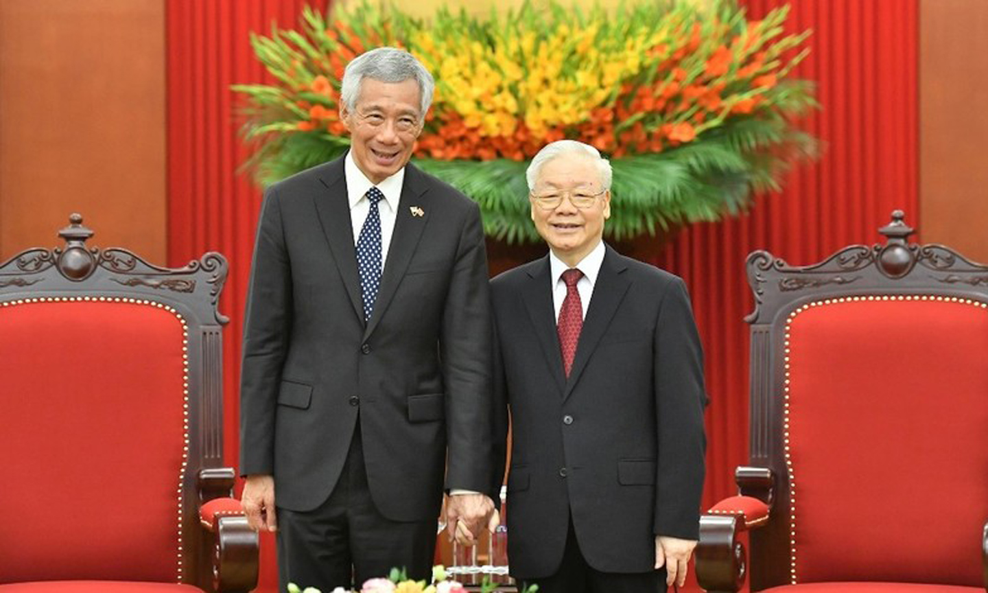 Party General Secretary Nguyen Phu Trong and Singaporean Prime Minister Lee Hsien Loong (Photo: VNA).