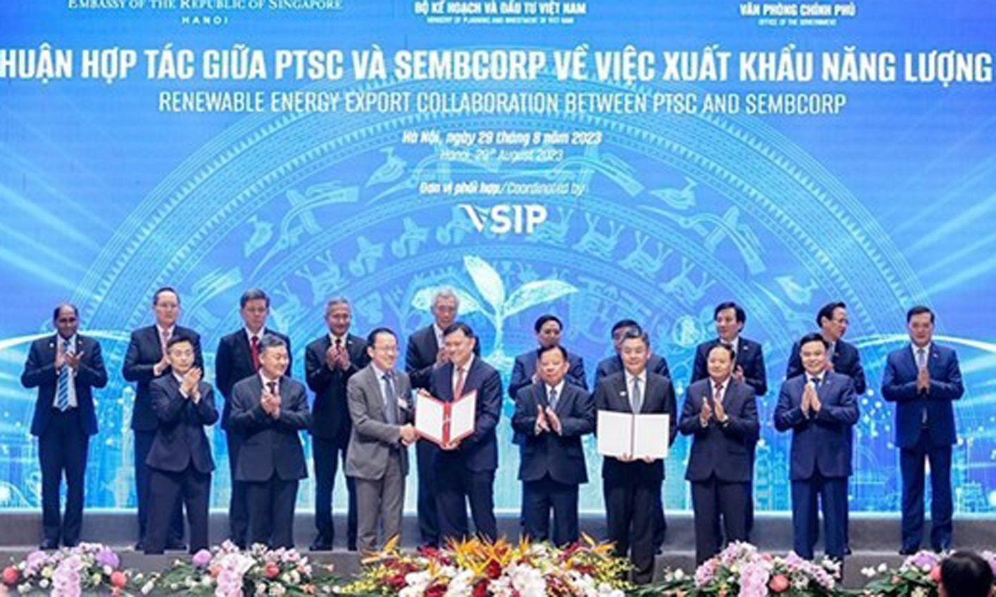 PTSC and its Singaporean partner Sembcorp are granted the survey license and letter of content in Hanoi on August 29. (Photo: VNA).