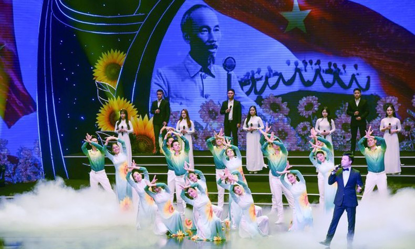 ABO/NDO- A special art programme was held by the Dai bieu nhan dan (People’s Deputies) newspaper in Hanoi on August 29 to celebrate the 78th anniversary of August Revolution (August 19) and National Day (September 2).