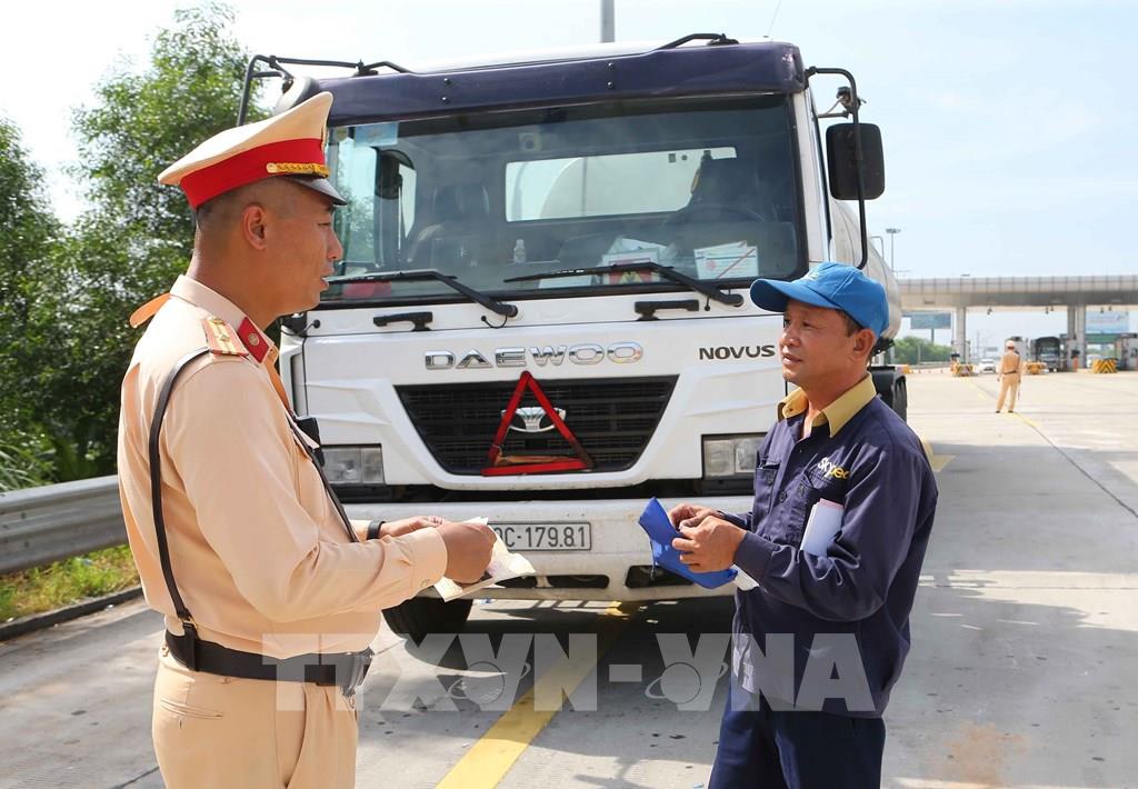 Đội tuần tra kiểm soát giao thông đường bộ cao tốc số 2 (Cục Cảnh sát giao thông) kiểm tra giấy tờ lái xe ô tô trên cao tốc Hà Nội - Hải Phòng. Ảnh minh họa: Doãn Tấn - TTXVN Thực hiện Công điện Công điện số 750/CĐ-TTg của Thủ tướng Chính phủ về bảo đảm trật tự, an toàn giao thông trong dịp nghỉ Lễ Quốc khánh 2/9 và Tháng cao điểm an toàn giao thông cho học sinh đến trường, Ủy ban An toàn giao thông quốc gia vừa công bố các số điện thoại đường dây nóng để tiếp nhận các ý kiến phản ánh của người dân về hoạt động vận tải và đảm bảo trật tự, an toàn giao thông trong dịp này.    