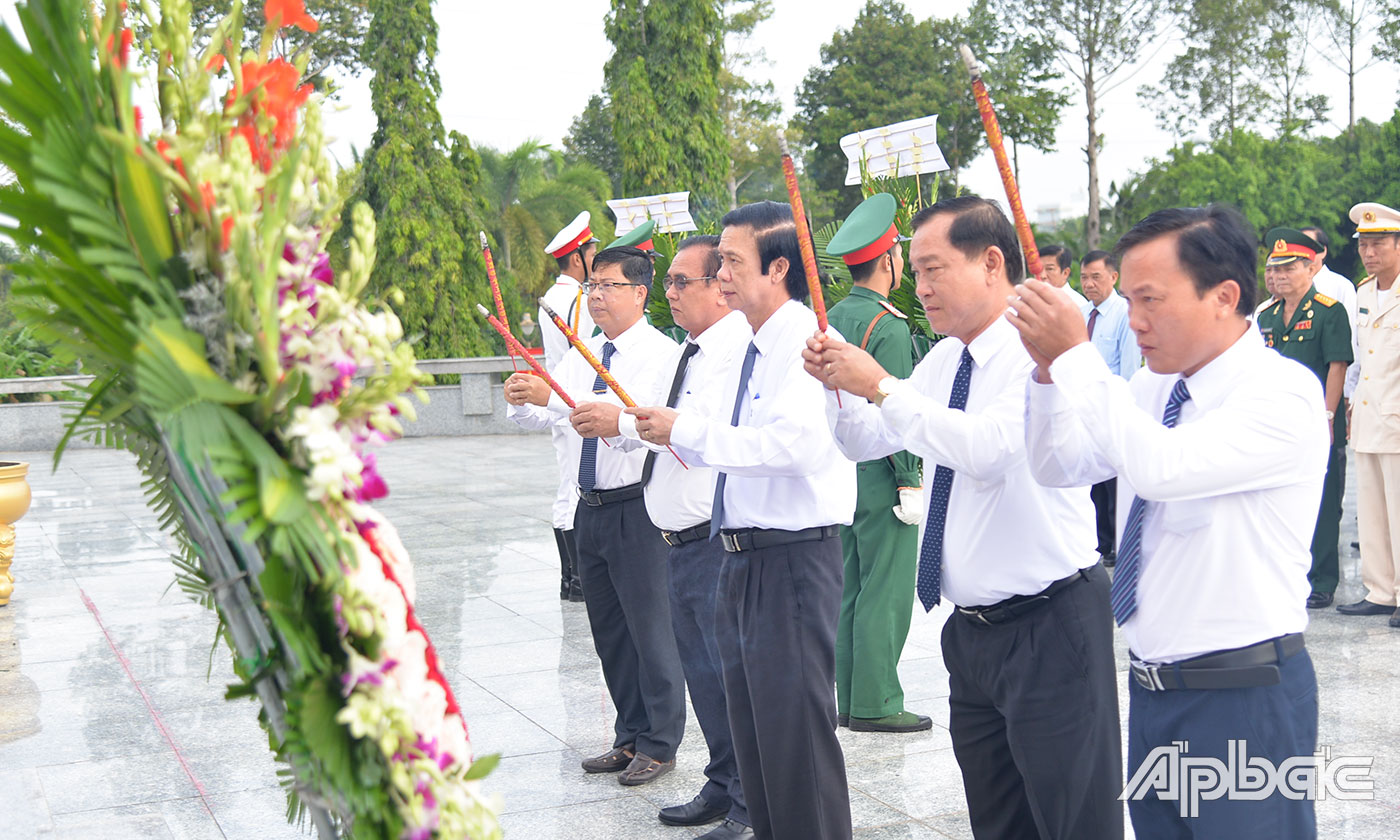 Lãnh đạo tỉnh thắp hương tại Đài tưởng niệm Nghĩa trang Liệt sĩ tỉnh.