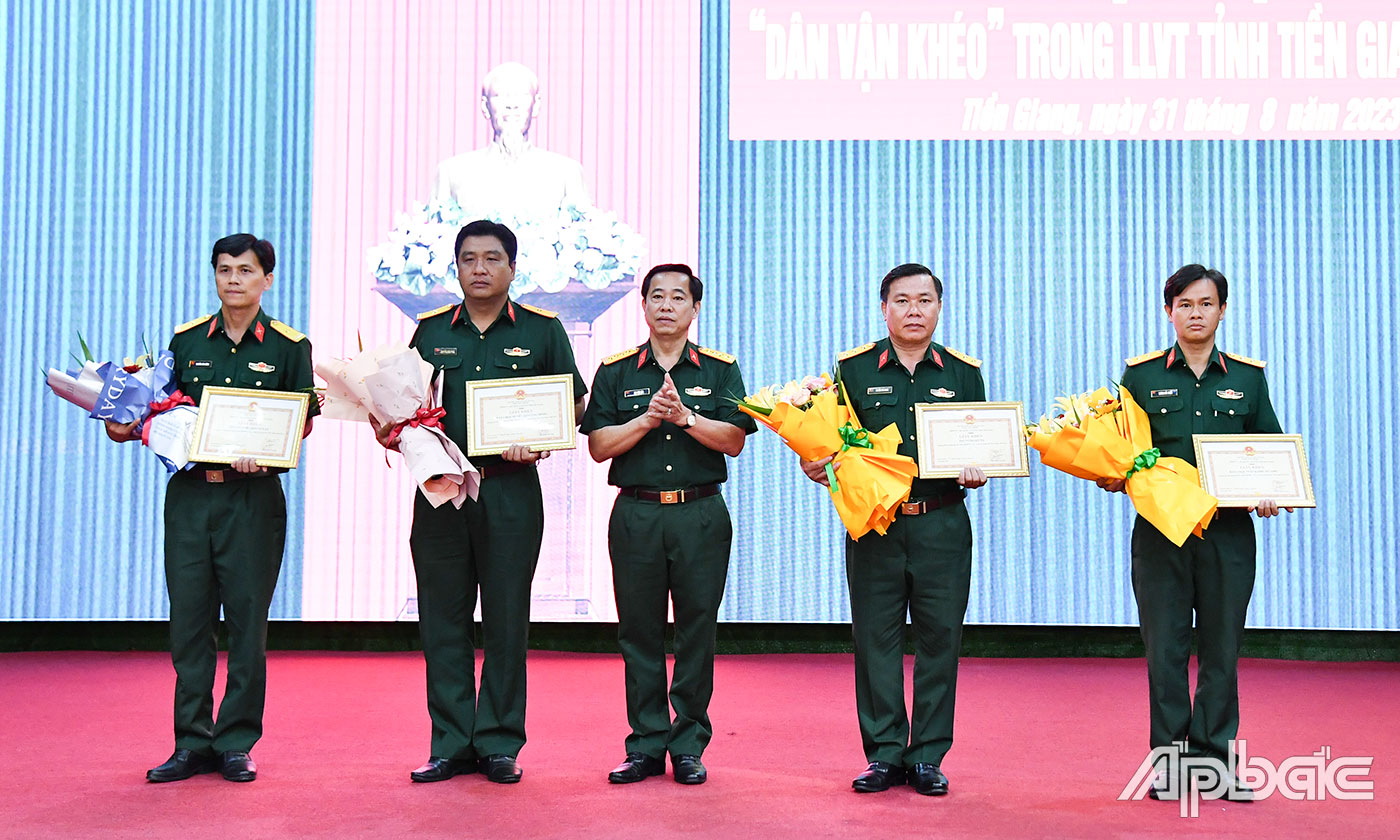 Đại tá Mai Văn Hòa, Tỉnh ủy viên, Phó Bí thư Thường trực Đảng ủy Quân sự tỉnh, Chính ủy Bộ CHQS tỉnh Tiền Giang tặng Giấy khen và hoa cho các đơn vị đạt giải Nhất, Nhì, Ba của hội thi.