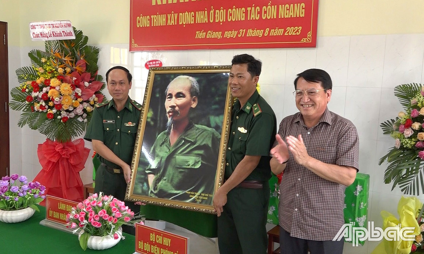 Đồng chí Phạm Văn Trọng trao tặng ảnh Bác cho Ban chỉ huy Đồn Biên phòng Phú Tân.