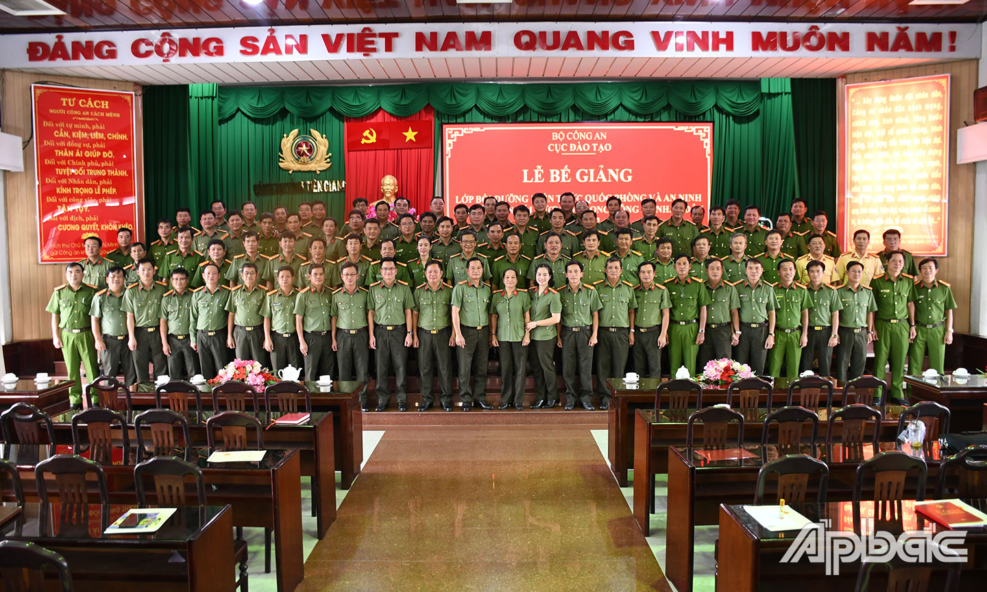     4/ Các đại biểu và học viên tham dự Lễ bế giảng Lớp bồi dưỡng kiến thức Quốc phòng và An ninh cho sĩ quan đối tượng 3 trong CAND năm 2023, tổ chức tại Công an tỉnh Tiền Giang. Ảnh Đặng Thanh