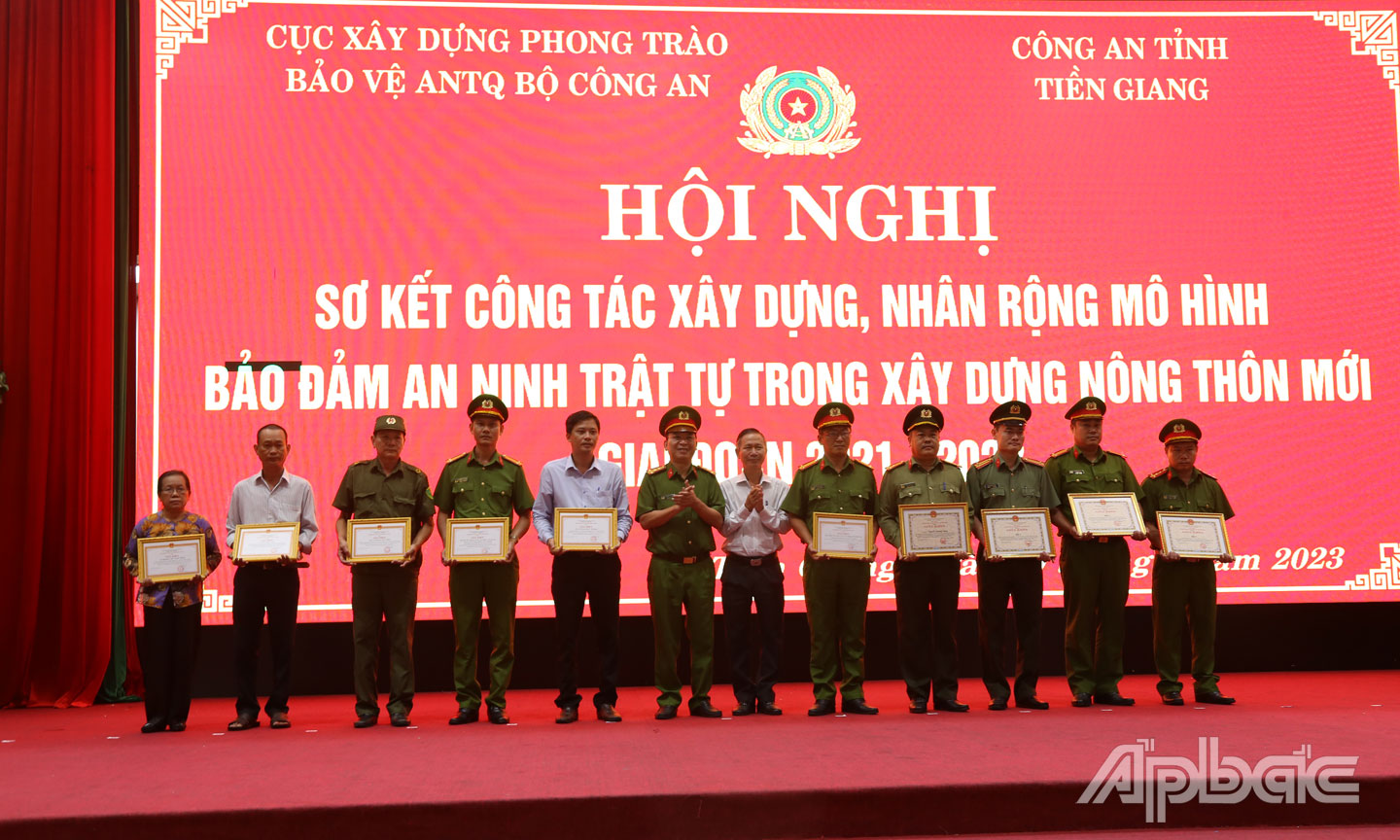 Xã Mỹ Phong(thứ 5 từ trái sang) nhận Giấy khen của Giám đốc Công an tỉnh Tiền Giang về Mô hình “Đảm bảo ANTT”.