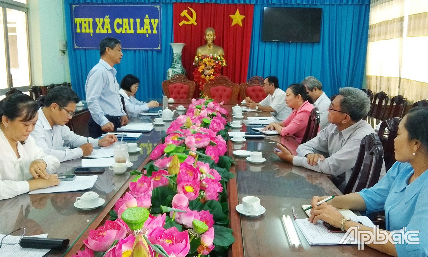 Đồng chí Nguyễn Hữu Diệp, phát biểu nhận xét sau giám sát với Phó chủ tịch UBND thị xã Cai Lậy Võ Thị Búp, các thành viên của BCĐ PCTHCTL thị xã.