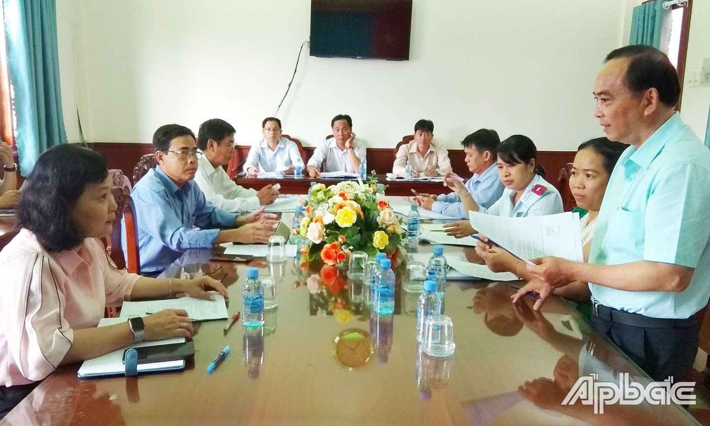 Đồng chí Võ Văn Tân, phát biểu nhận xét sau giám sát tại UBND huyện Gò Công Đông với Phó chủ tịch UBND huyện Lê Hồng Tâm, các thành viên của BCĐ PCTHCTL huyện