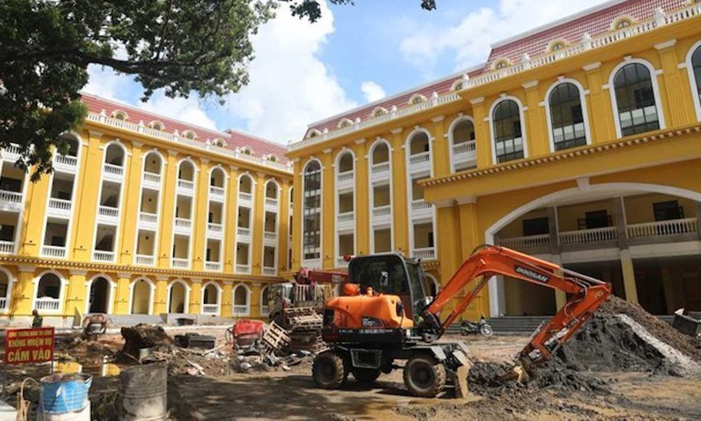 Cam Pha High School is being renovated.