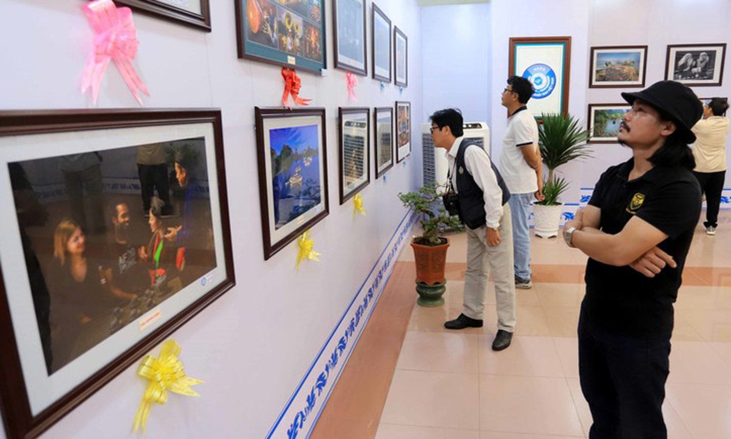 Visitors at the exhibition displaying best entries of the photo festival (Photo: VNA).