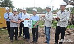 Lãnh đạo UBND tỉnh Tiền Giang thăm, tặng quà cán bộ, công nhân viên làm việc xuyên lễ tại công trường cầu Chợ Gạo