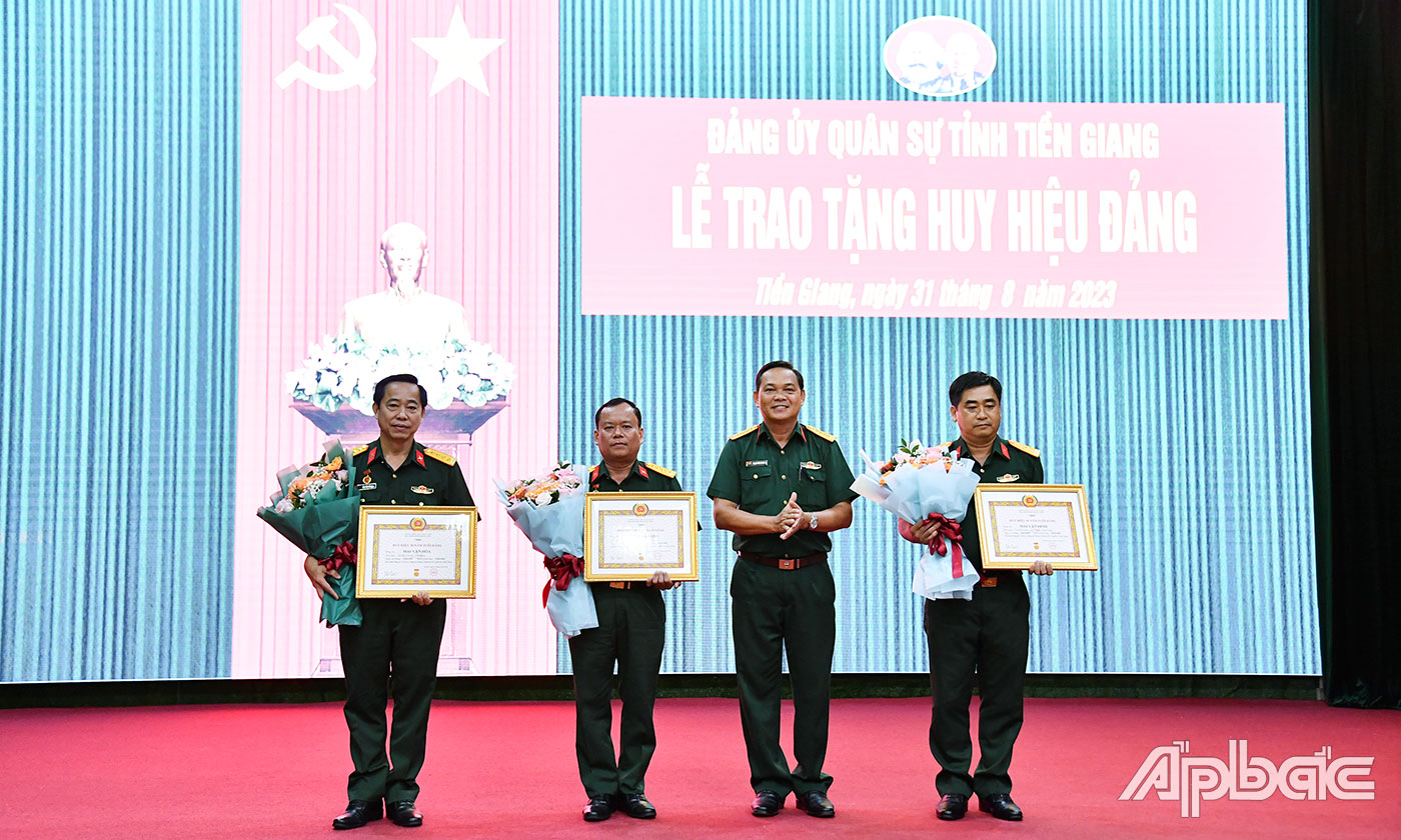 Đại tá Phạm Văn Thanh trao Huy hiệu 30 năm tuổi Đảng cho 3 đảng viên