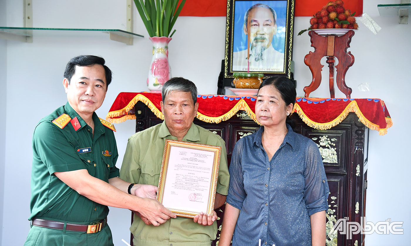 Đại tá Mai Văn Hòa trao Quyết định tặng nhà “Tình đồng đội” cho ông Phạm Văn Tưởng.