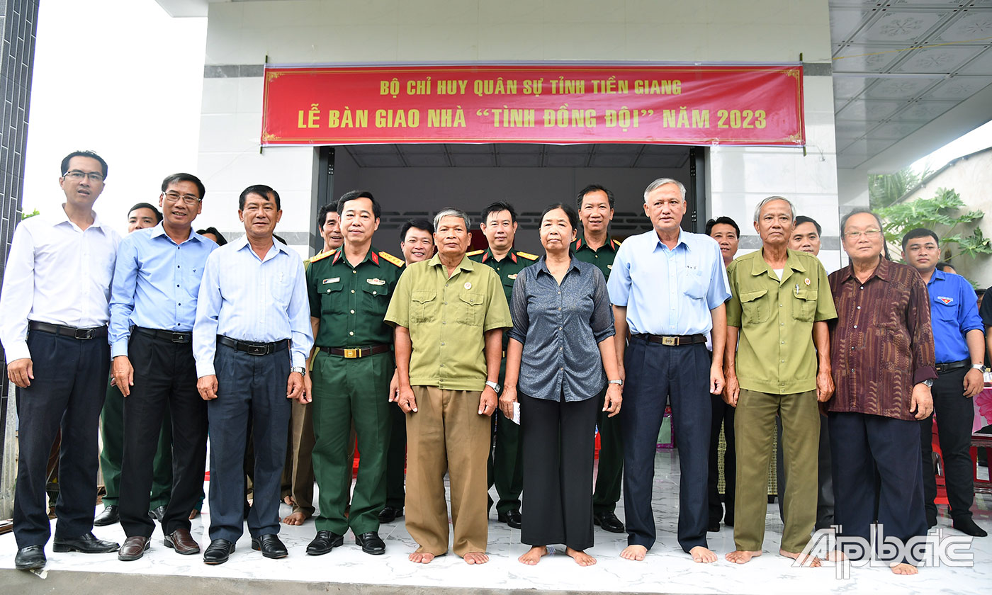 Đại biểu chụp ảnh lưu niệm tại Lễ bàn giao nhà “Tình đồng đội” cho ông Phạm Văn Tưởng.