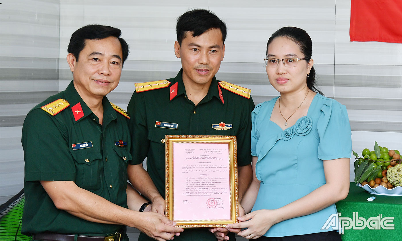 Đại tá Mai Văn Hòa trao Quyết định tặng nhà “Đồng đội” cho Thượng úy Thân Minh Tâm, Nhân viên Văn thư - Bảo mật, Ban CHQS huyện Cái Bè.