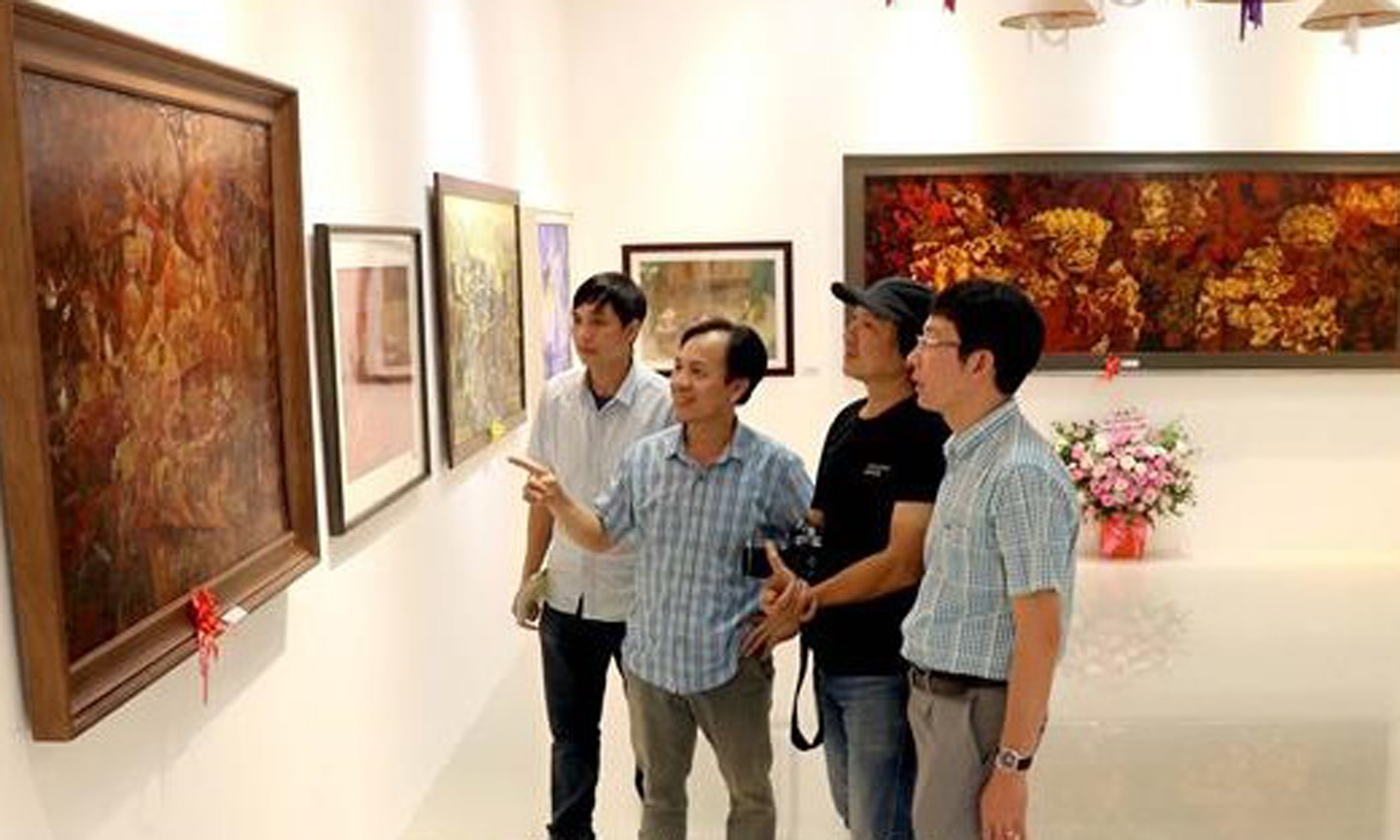 Delegates visiting the exhibition. (Photo: VNA).