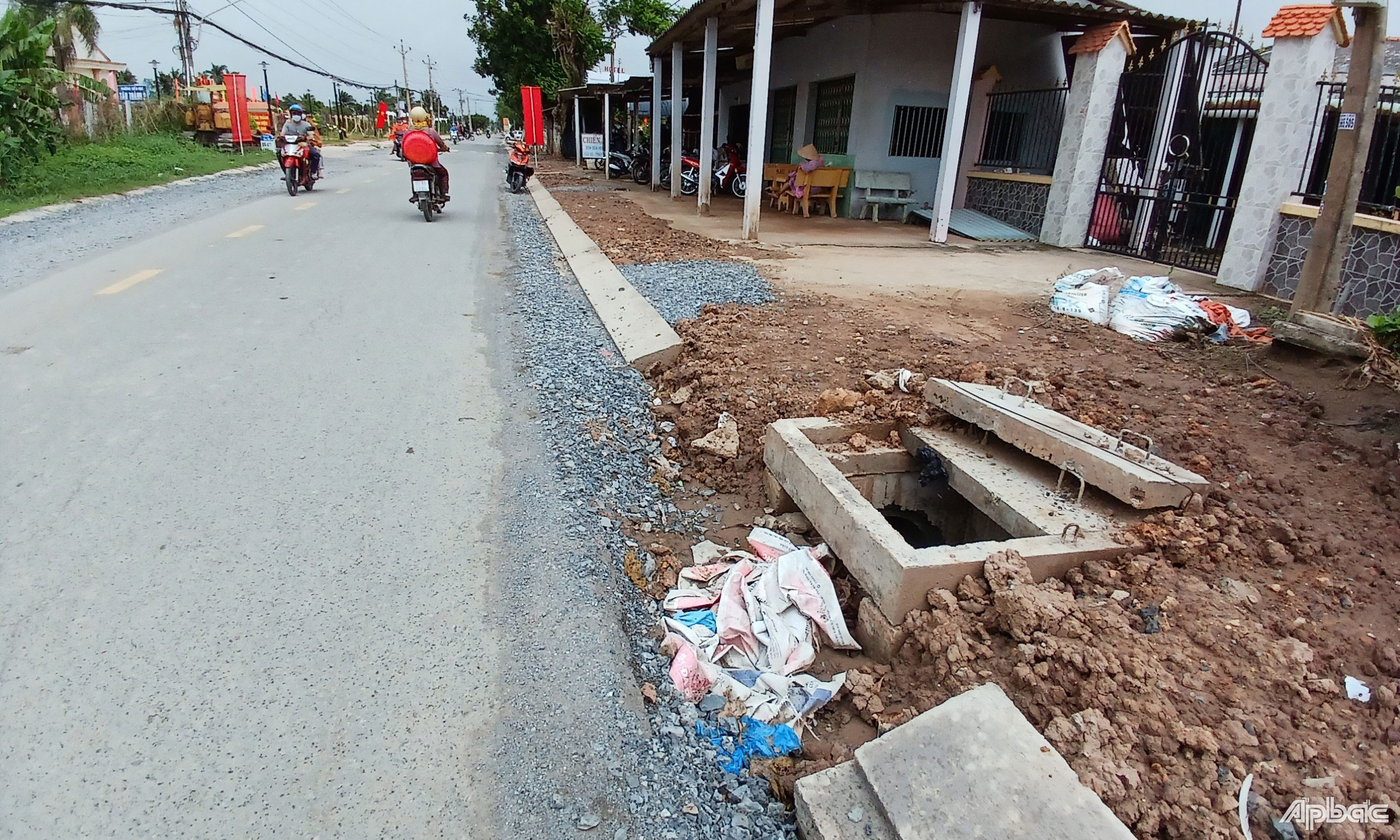 Cống thoát nước mở không được đậy kín dù tuyến đường có rất nhiều người qua lại.