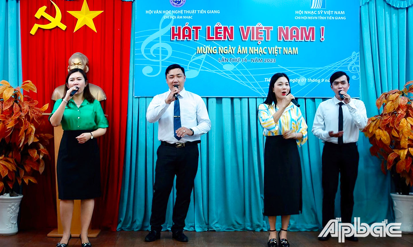 Tốp ca biểu diễn tiết mục Chào Mỹ Tho rạng ngời