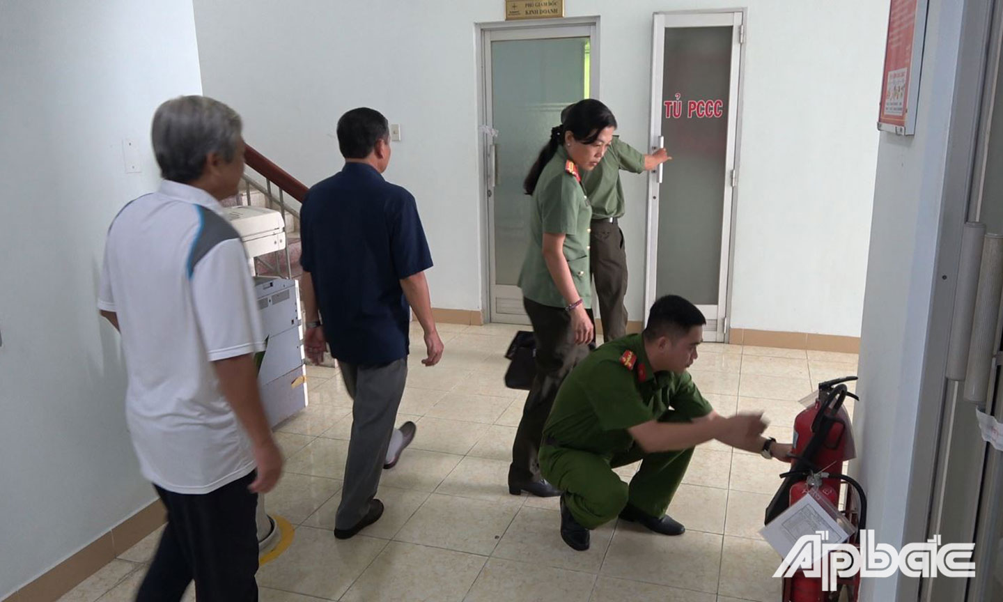 Tổ kiểm tra phòng cháy chữa cháy tại Công ty điện lực Tiền Giang.ảnh Thanh Việt