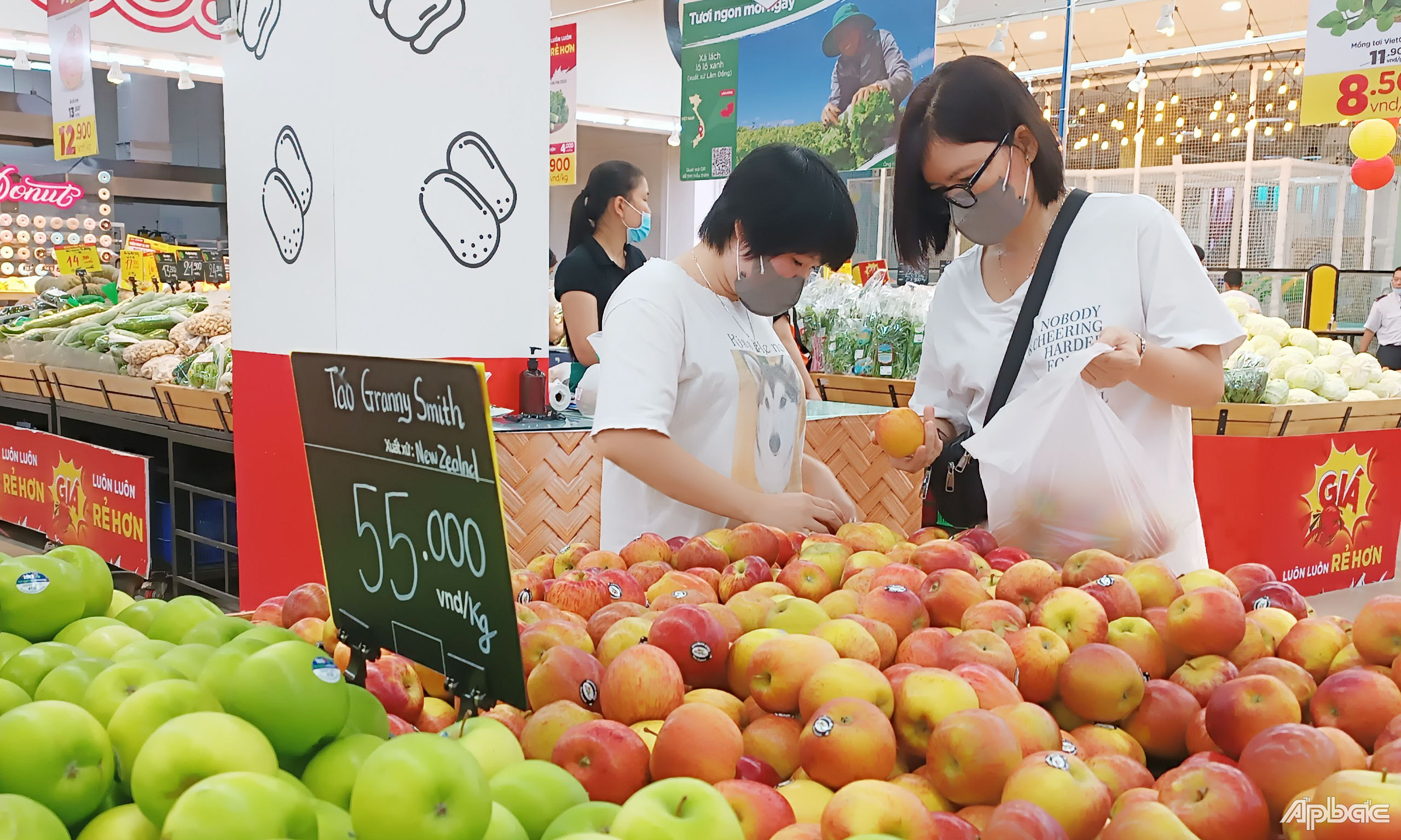 Khách hàng mua sắm trái cây tại GO! Mỹ Tho vào tối 1-9.