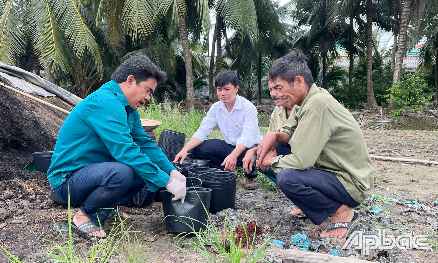 Ông Tiền (bìa trái) chia sẻ kinh nghiệm cho các CCB có hoàn cảnh  khó khăn.