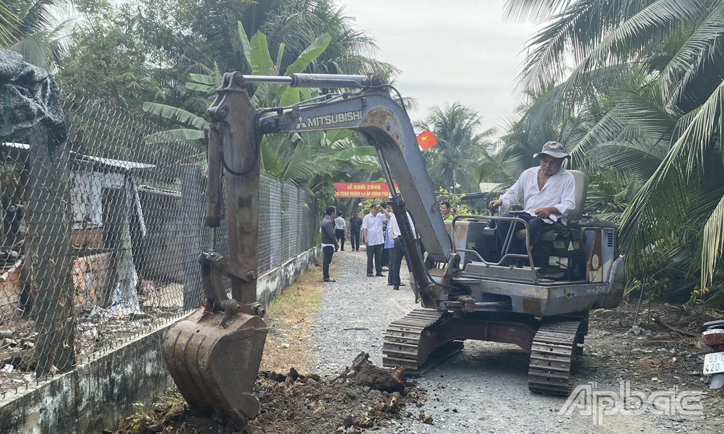 Nhiều tuyến đường giao thông được khởi công nhờ sự hiến đất, đóng góp của nhân dân