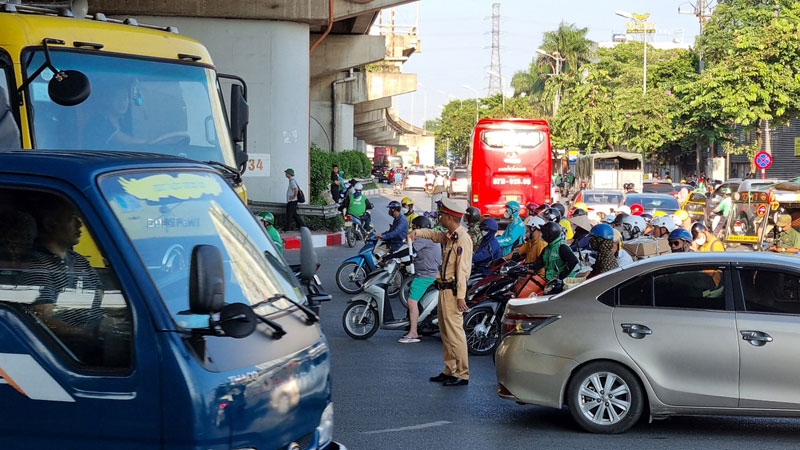 Lực lượng Cảnh sát giao thông Hà Nội hướng dẫn phân luồng đảm bảo trật tự an toàn giao thông trong dịp nghỉ Lễ 2/9 (Ảnh: VH)