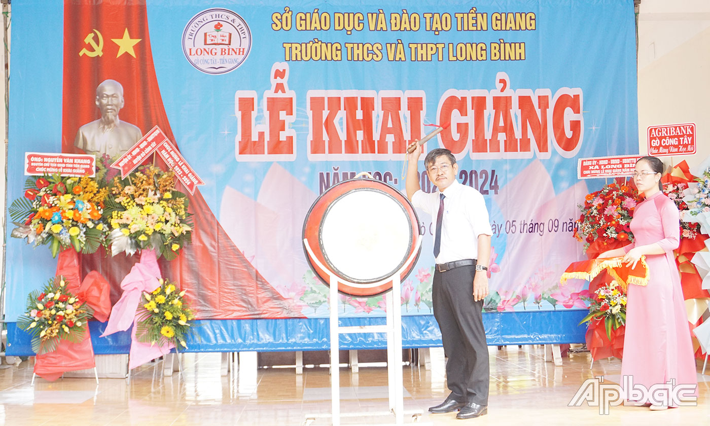 Lãnh đạo nhà trường đánh trống chào mừng năm học mới