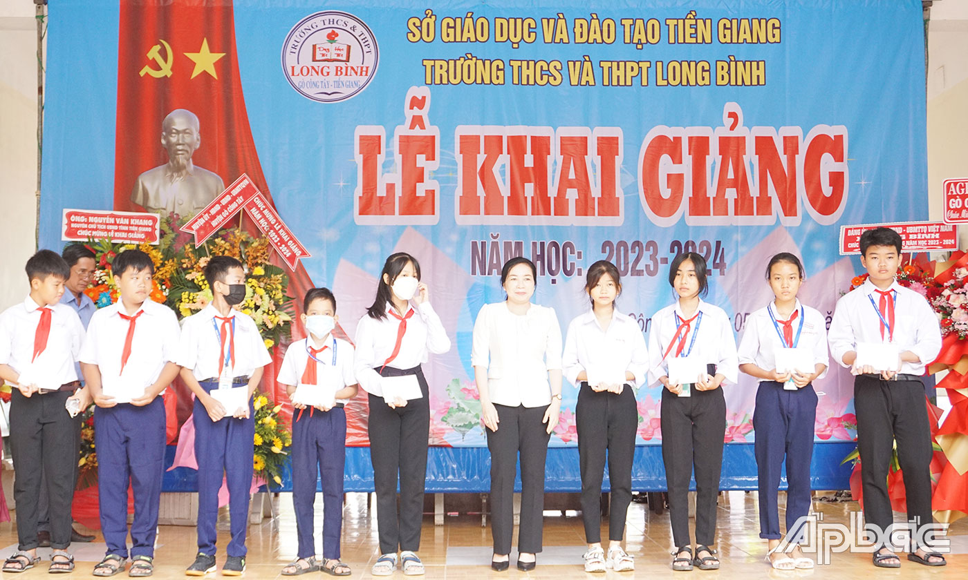 Lãnh đạo Huyện Uỷ Gò Công Tây trao học bổng cho các em học sinh tại buổi lễ