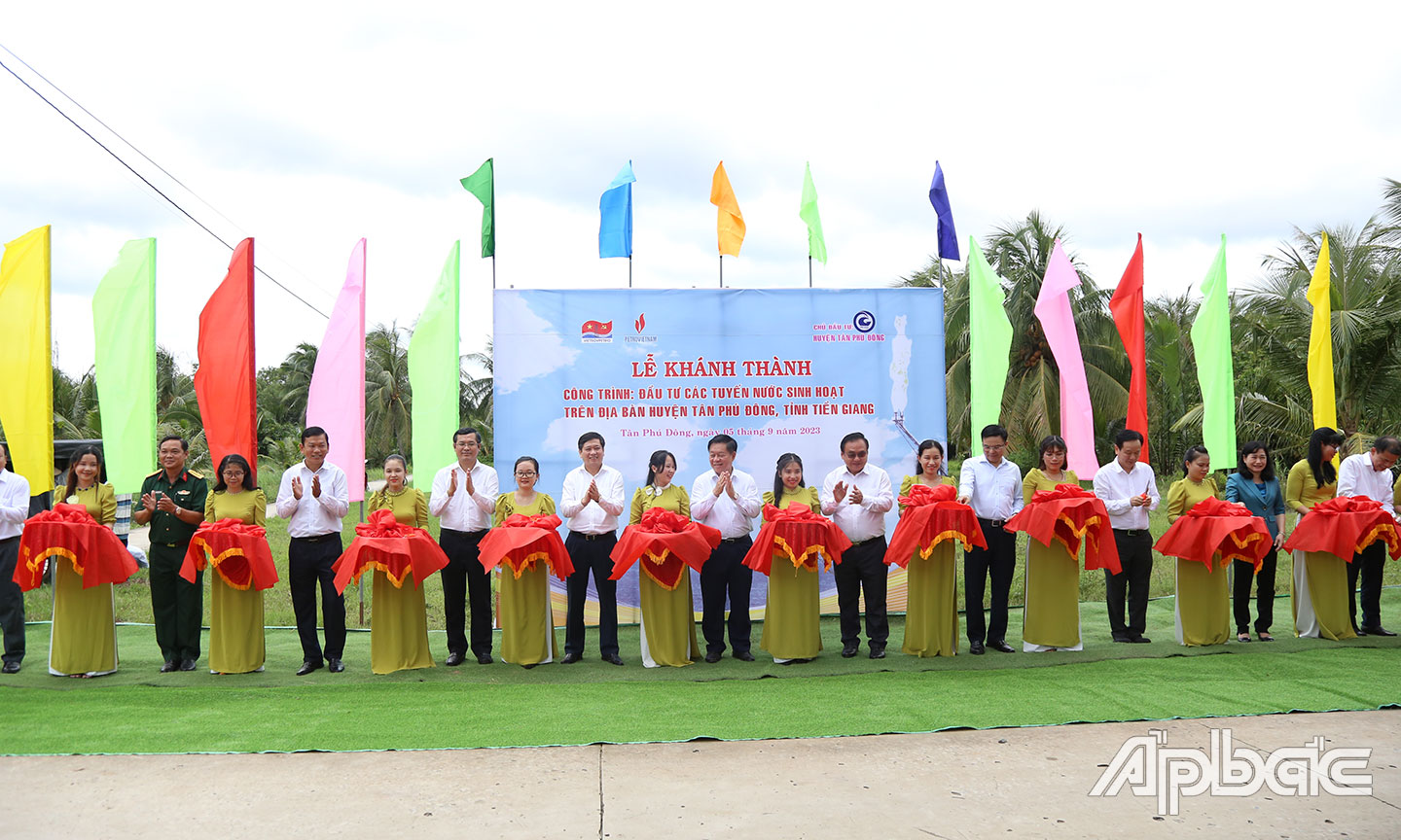 Lãnh đạo Trung ương và địa phương cắt băng khánh thành. 