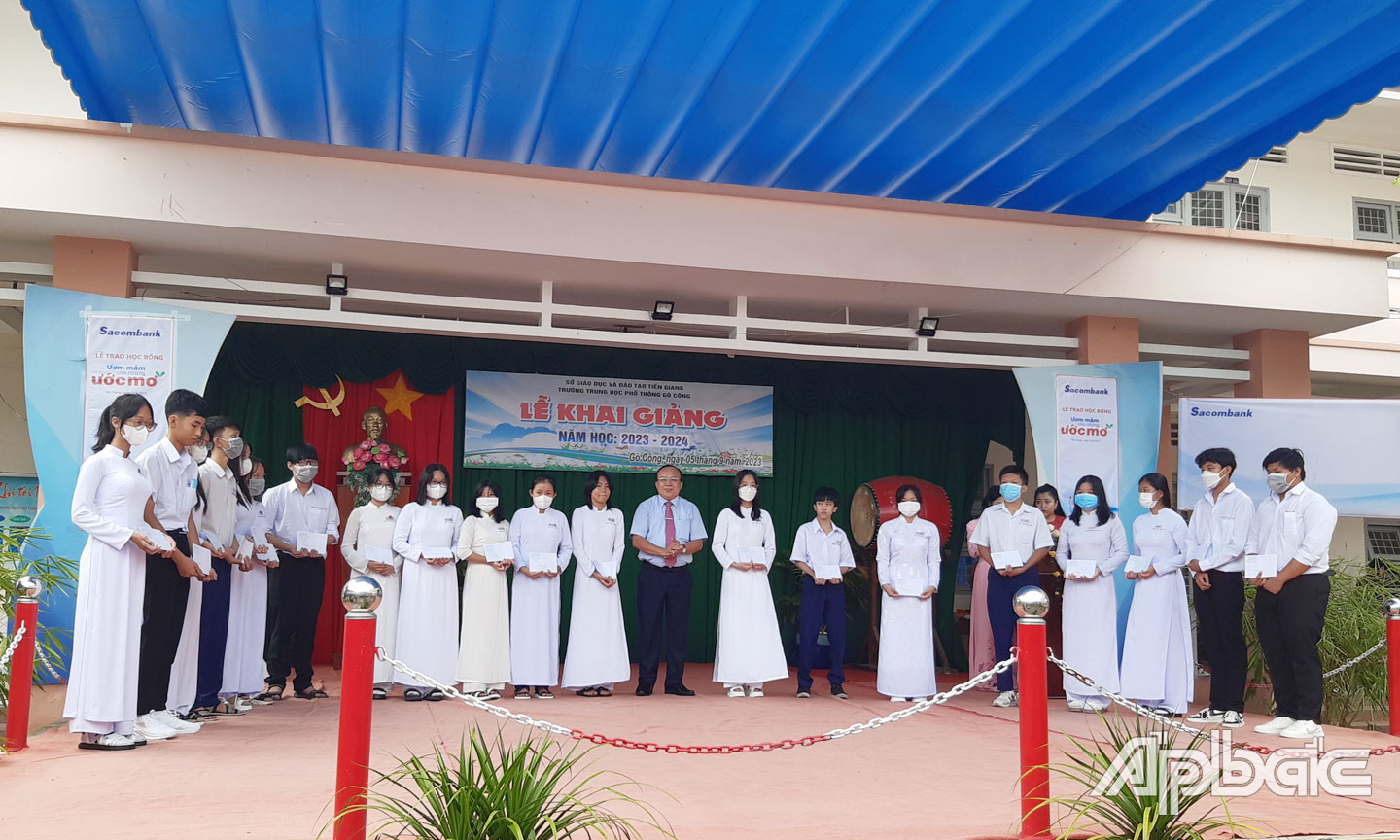 Ông Nguyễn Chí Trung, Ủy viên Ban thường vụ Thị ủy, Chủ tịch Ủy ban Mặt trận Tổ quốc Việt Nam tỉnh Tiền Giang trao học bổng cho các em học sinh Trường Trung học phổ thông Gò Công