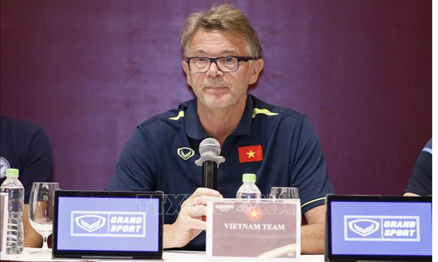 Huấn luyện viên U23 Việt Nam Philippe Troussier phát biểu tại cuộc họp báo. Ảnh: Tạ Toàn/TTXVN