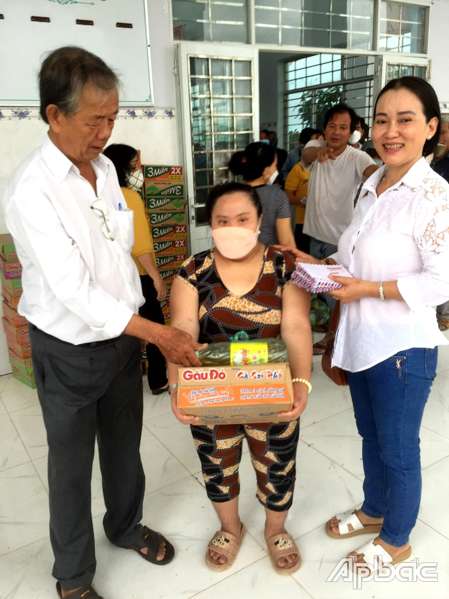 Ông Tám Lưu, Chủ tịch Hội NNCĐDC huyện Gò Công Đông thăm hỏi, tặng quà cho NNCĐDC xã Tân Phước.