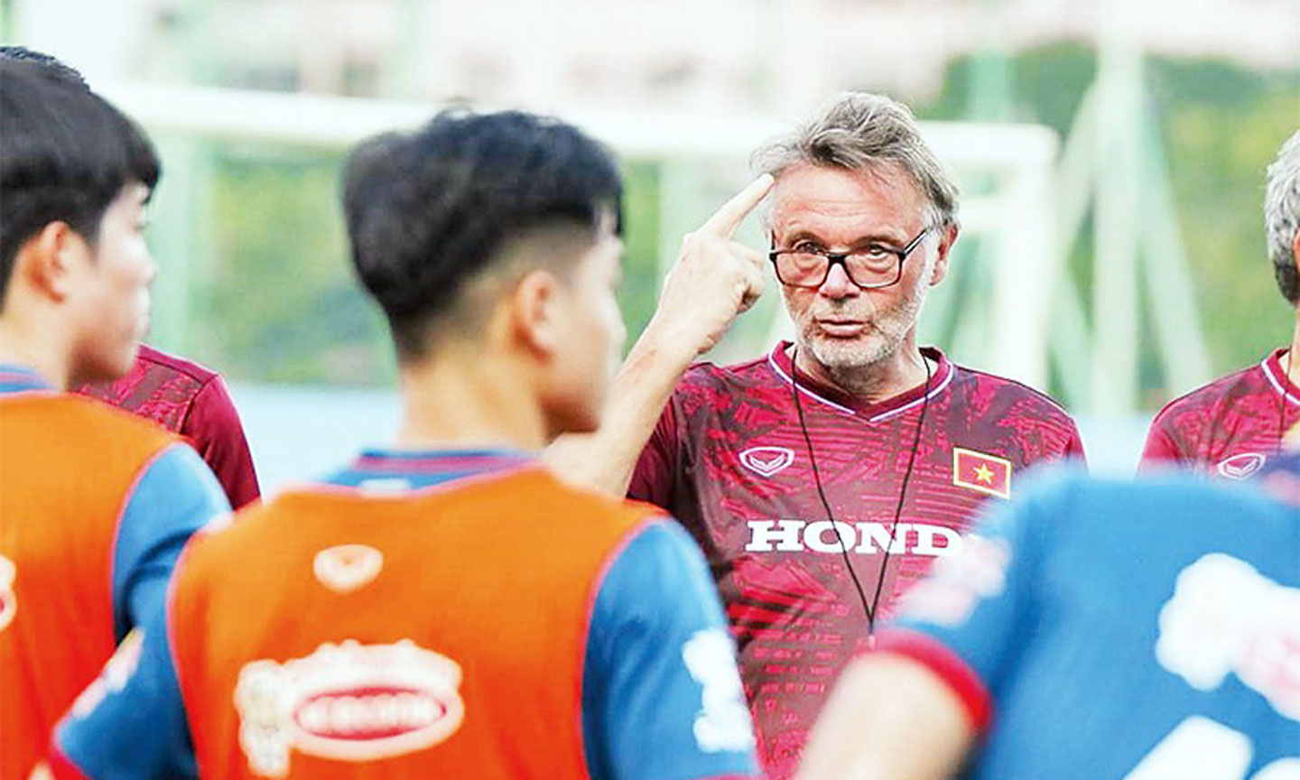 HLV Philippe Troussier hướng dẫn đội U23 Việt Nam chuẩn bị cho trận ra quân.