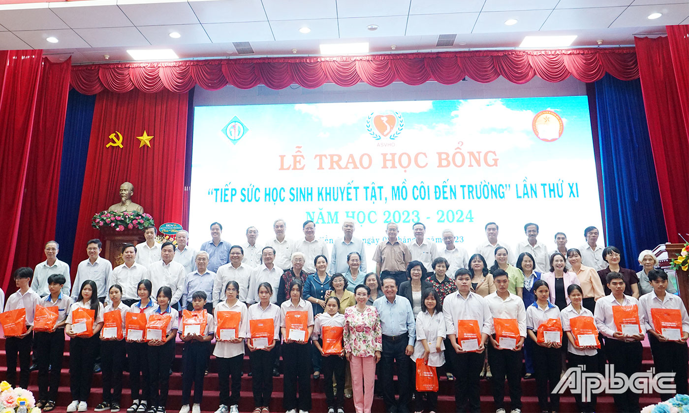 Đại biểu tham dự trao học bổng cho các em học sinh 