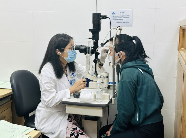 BS.CKII Nguyễn Thị Diệu Thơ thăm khám mắt cho bệnh nhân. Ảnh: Kim Vân