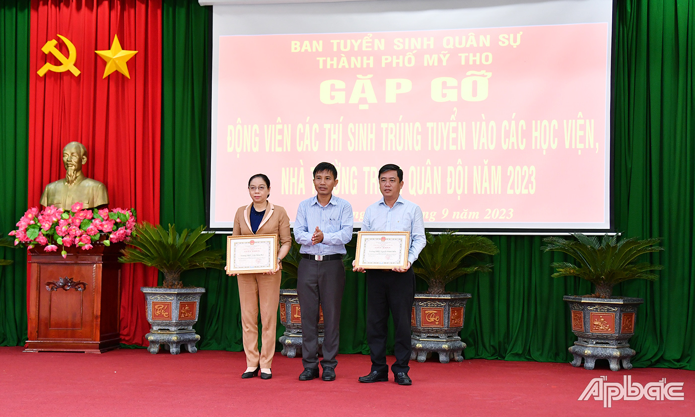 Đồng chí Trịnh Văn Lợi tặng Giấy khen cho Trường THPT Nguyễn Đình Chiểu và Trường THPT Trần Hưng Đạo.