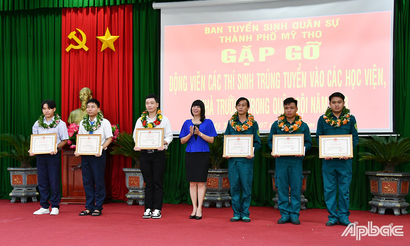 Đồng chí Lê Thị Bé Phượng tặng Giấy khen và hoa cho các thí sinh trúng tuyển vào các học viện, nhà trường trong Quân đội năm 2023.