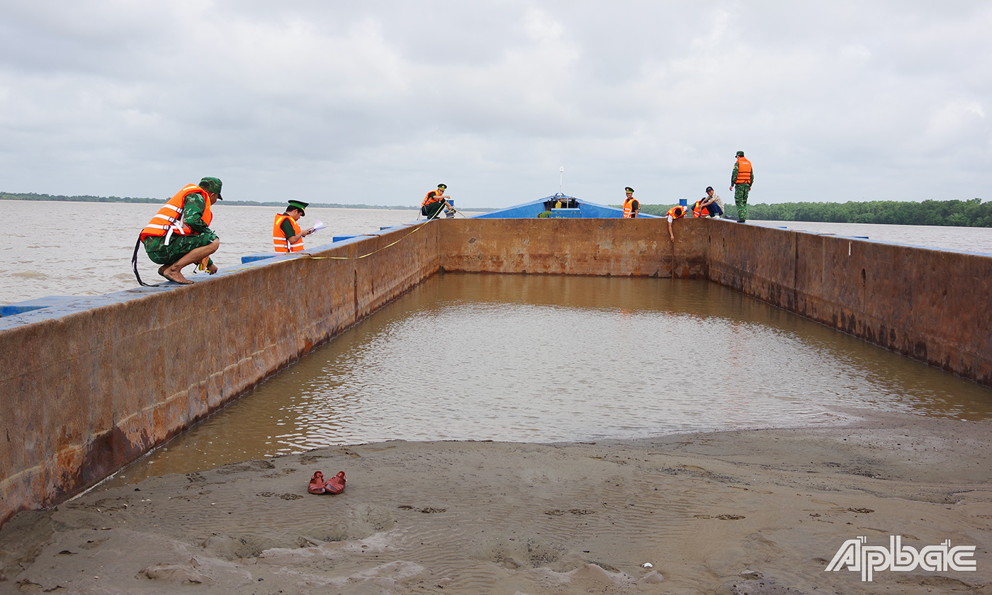 Đồn Biên phòng Tân Thành phối hợp với các cơ quan chức năng huyện Gò Công Đông, tỉnh Tiền Giang khiểm tra thẩm định khối lượng cát trên phương tiện SG-7958. 